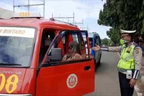 Pemantauan PSBB di 'check point' Pasar Jumat Jaksel