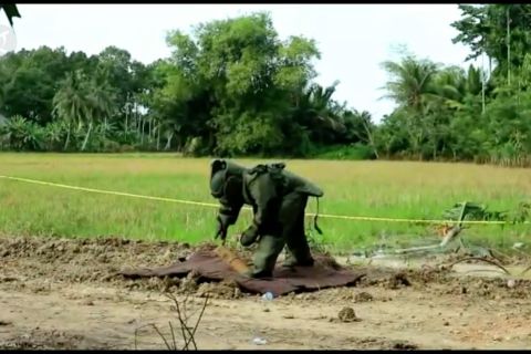 Personel Brimob batalyon B evakuasi bom aktif sisa konflik Aceh