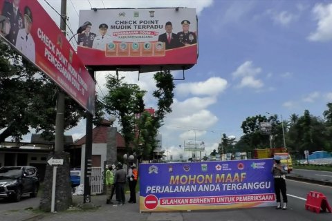 Petugas lakukan pemeriksaan di pintu masuk Kabupaten Malang