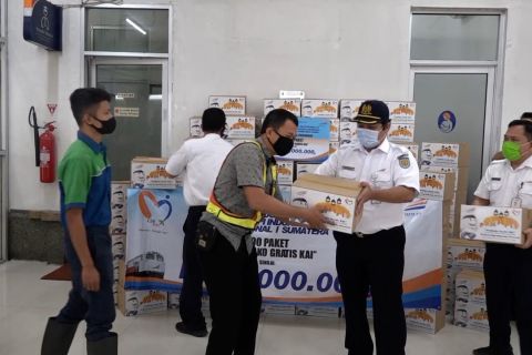 PT KAI Sumut bagikan sembako kepada pekerja dan warga