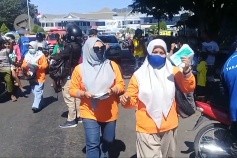 Pembagian 2.700 masker di Ternate,  450 APD di Temanggung, dan stok APD Babel