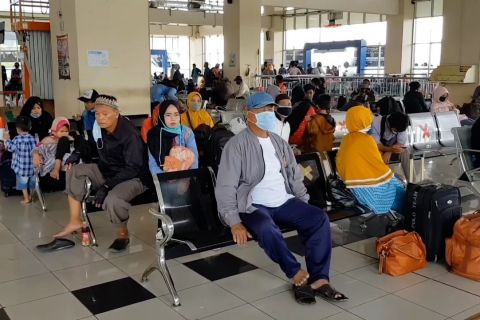Terminal Pulogebang ramai  pada H-1 larangan mudik