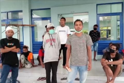Tertahan di Pelabuhan Lembar,  puluhan penumpang asal NTT berharap bisa segera pulang