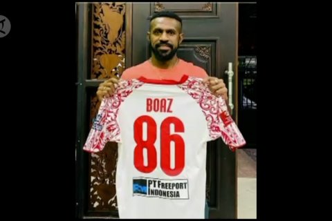 Perangi COVID-19, Boaz Solossa lelang jersey TSC 2016