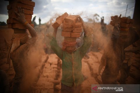 Menengok perajin batu bata di Bhaktapur Nepal