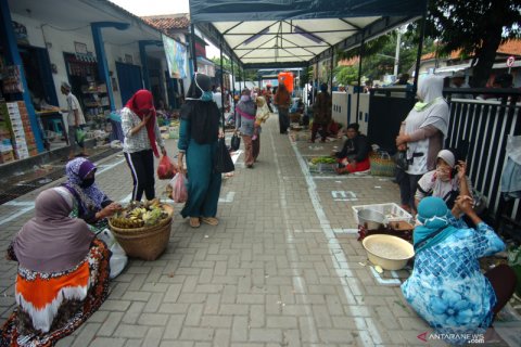 Penerapan jaga jarak pedagang pasar