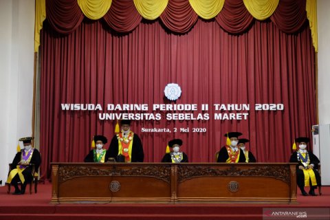 Wisuda daring UNS