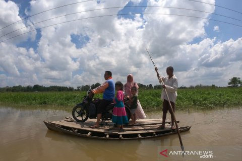 Jalan raya terputus akibat banjir di Muarojambi