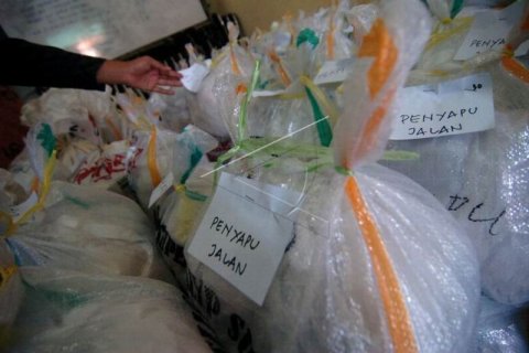 Paket sembako dan masker untuk pekerja informal