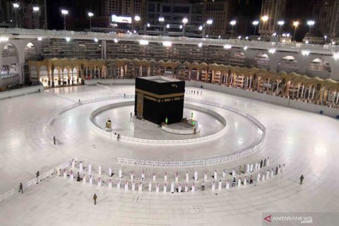 Penerapan jarak sosial saat beribadah di Masjidil Haram di Kota Suci Mekkah
