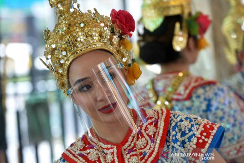 Cegah penularan COVID-19, penari di Thailand tampil memakai pelindung wajah