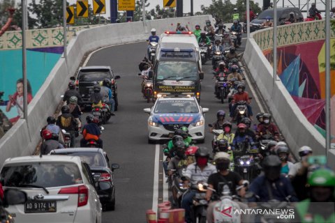 Jenazah Didi Kempot dibawa menuju tempat pemakaman di Ngawi