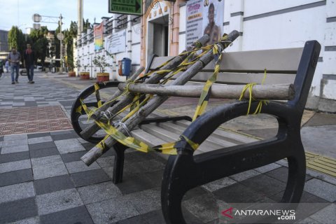 Bangku trotoar di Rawamangun disegel untuk cegah penyebaran COVID-19