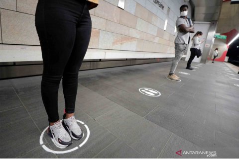 Penerapan social distancing di stasiun trem di Kota Nice