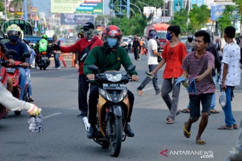 Pemberlakuan wajib pakai sarung tangan di Makassar