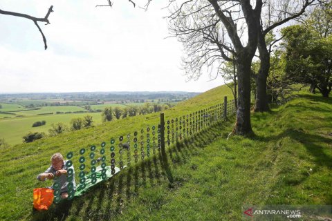 Instalasi seni dari piringan optik kompak terpasang sepanjang 1,5 kilometer di Inggris