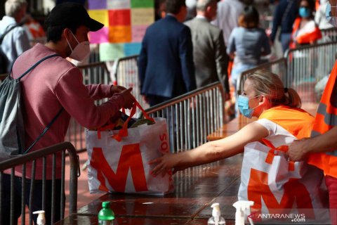 Distribusi bantuan makanan kebutuhan pokok bagi warga terdampak COVID-19 di Jenewa
