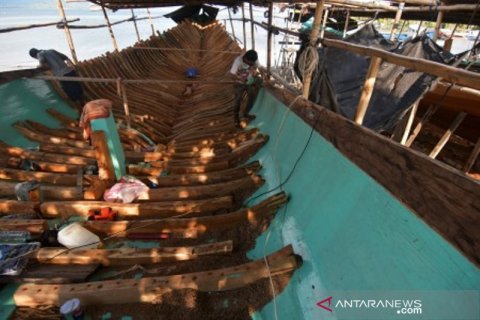 Pembuatan kapal kayu