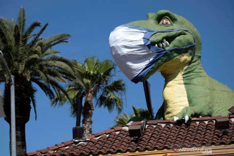 Masker hiasi patung-patung di dunia saat pandemi COVID-19
