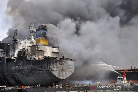 Kapal tanker terbakar di Pelabuhan Belawan