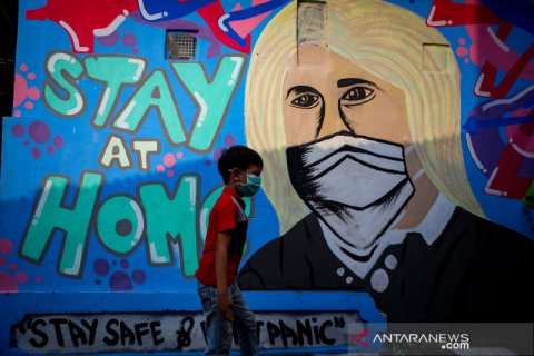 Imbauan agar tetap di rumah melalui mural