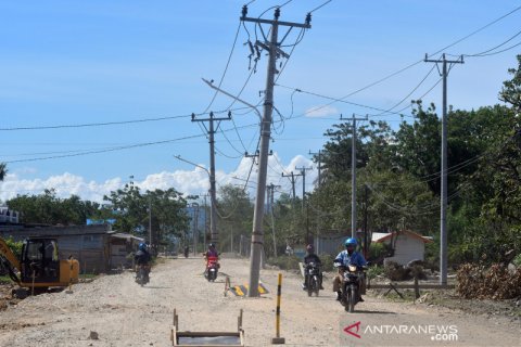 Tiang listrik di tengah jalan raya membahayakan pengendara