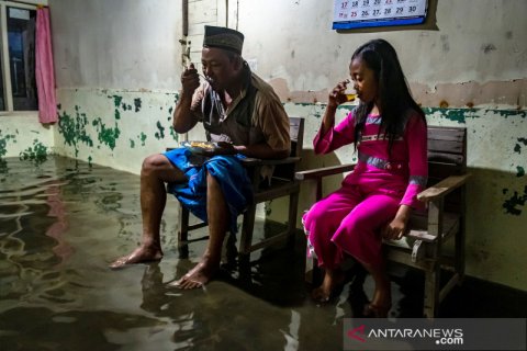Banjir rob di pesisir utara Demak