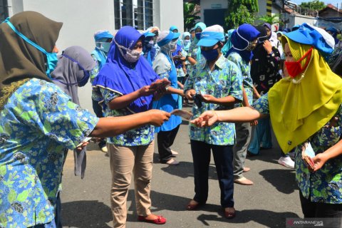 Pekerja PT Djarum terima uang THR