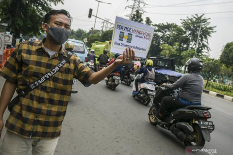 Dilarang buka toko, penyedia jasa servis ponsel turun ke jalan