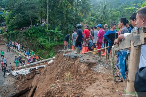 Jembatan putus di Lebak