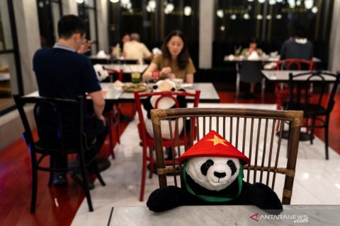 Restoran gunakan boneka untuk jaga jarak