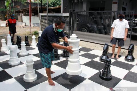 Bermain catur raksasa