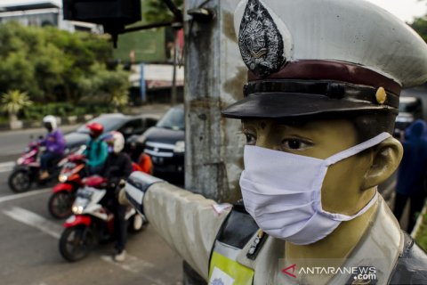 Patung polisi bermasker