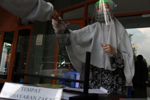 Petugas amil zakat gunakan pelindung wajah