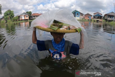 Tetap berjualan di tengah banjir