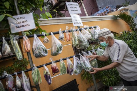 Berbagi sembako gratis antarwarga