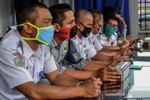 Melihat aktivitas petugas Dishub menghitung volume kendaraan pemudik