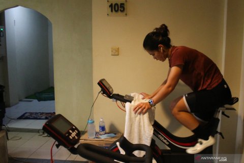 Cegah penularan COVID-19, atlet sepeda berlatih di dalam ruangan