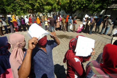 Warga antre BST tanpa menjaga jarak fisik di Kota Tegal