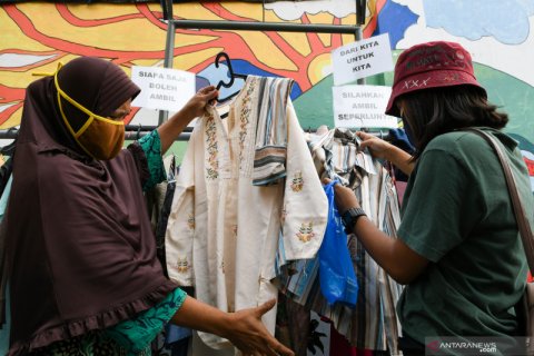 Berbagi pakaian bekas layak pakai