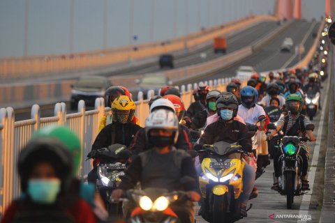 Pemudik motor lintasi Jembatan Suramadu