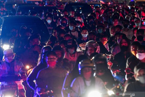 Suasana kemacetan di ibu kota saat malam Idul Fitri 1441 H