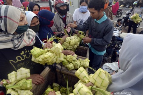 Pedagang kulit ketupat musiman