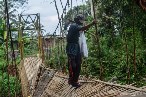 Alasan kecepatan dan jarak tempuh, warga bertaruh nyawa meniti jembatan rusak