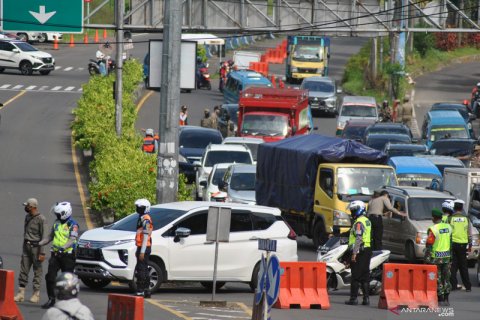 Kendaraan menuju jalur Puncak Bogor diputar balik
