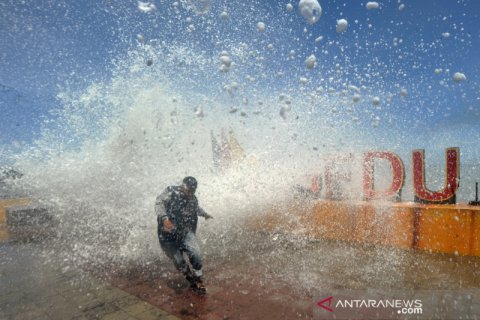 Dampak gelombang tinggi di Padang