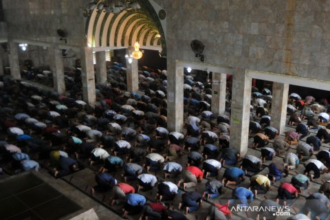 Aktivitas di rumah ibadah jelang penerapan tatanan normal baru