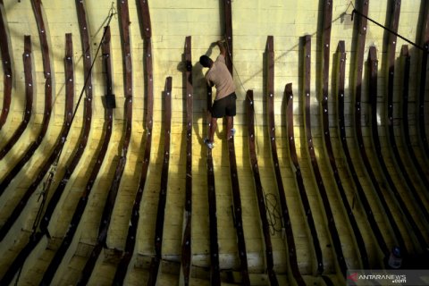 Upah borongan pekerja pembuat kapal pinisi