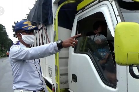 Petugas gabungan siaga pemudik di jalur Jember