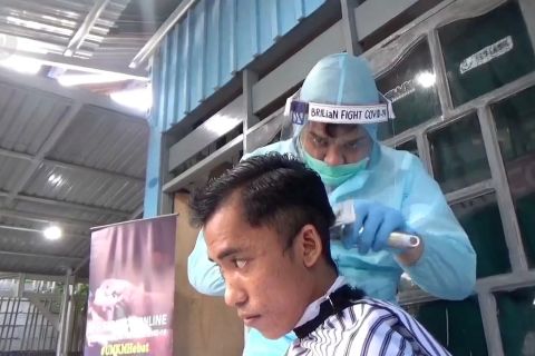Ber-APD lengkap, tukang cukur sediakan layanan datang ke rumah